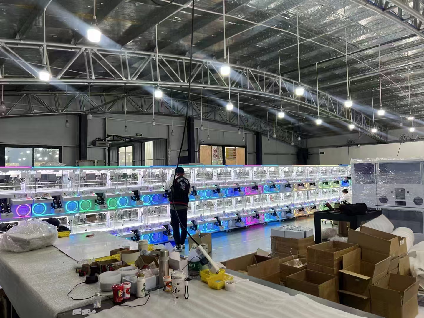 大型商场全透明抓娃娃机扫码投币换礼品